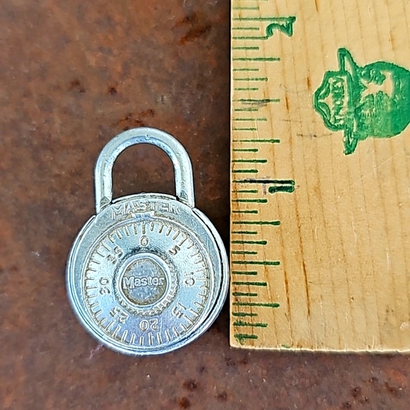 VINTAGE Master Lock Co. Key Fob - Picture 5 of 11